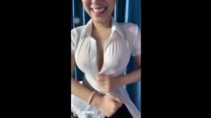Em gái Việt dễ thương cute show hàng cho mấy anh em xem giao lưu